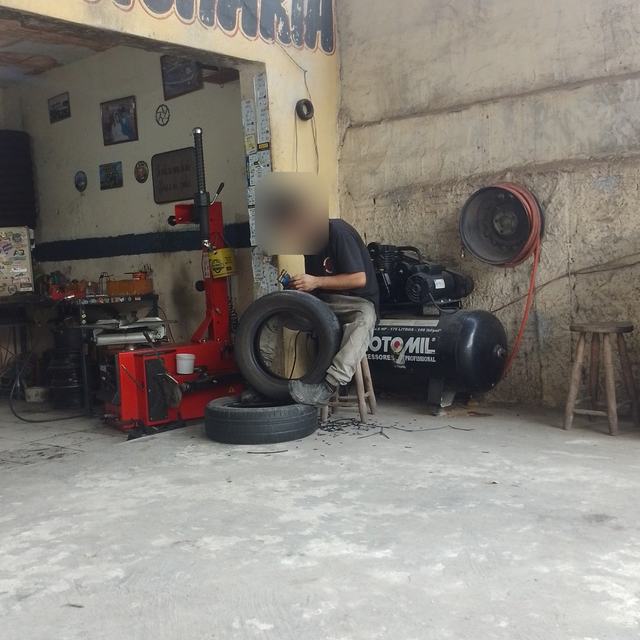 Conserto de pneu ao lado da máquina de montar pneus