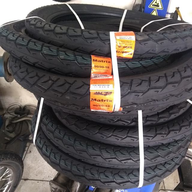 Pneus de moto novos aro 18, ainda embalados
