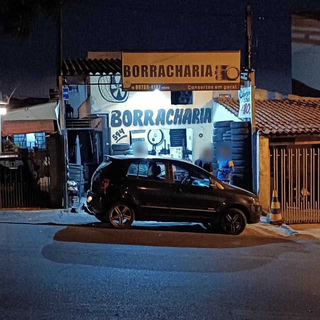 Borracharia aberta à noite, com carro em atendimento